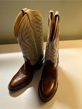 Big boys size 3.5 Vintage Acme Two-Tone Western Cowboy Boots - Brown & Cream